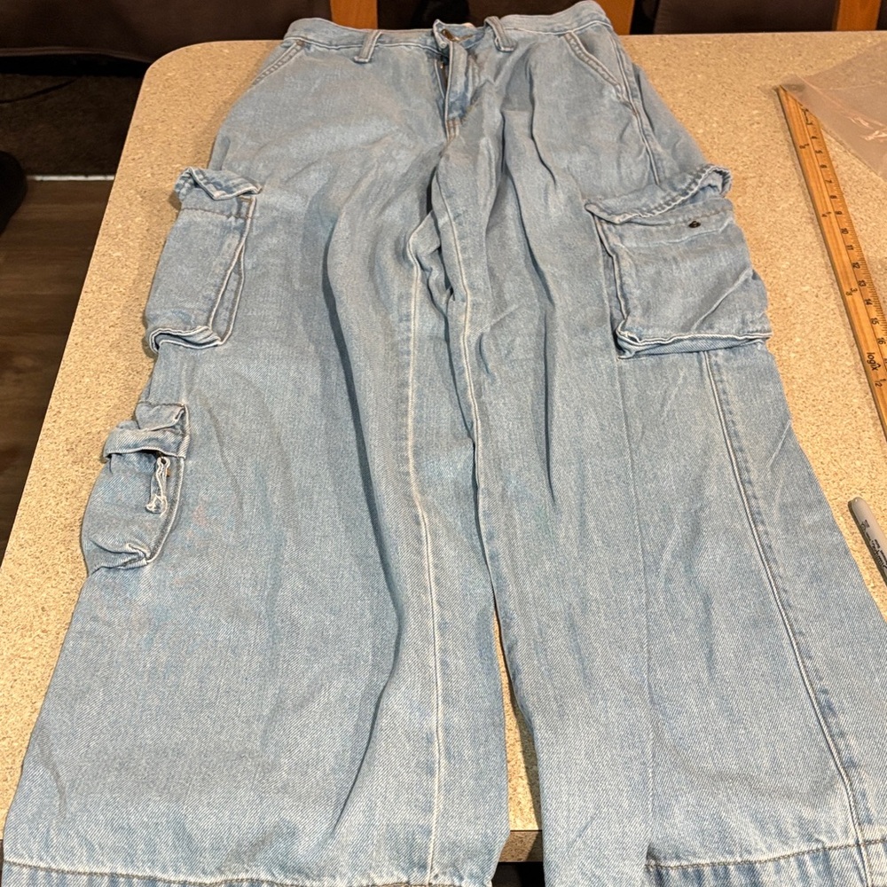 Universal Thread Men's Relaxed Light Blue Jeans